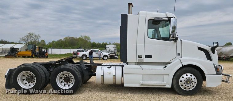image for item EJ7481 2017 Volvo VNL semi truck