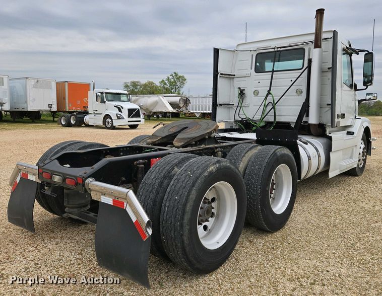 image for item EJ7481 2017 Volvo VNL semi truck