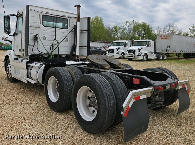 image for item EJ7481 2017 Volvo VNL semi truck