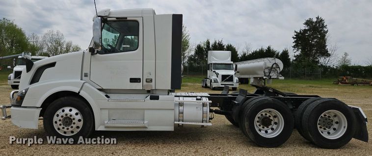 image for item EJ7481 2017 Volvo VNL semi truck
