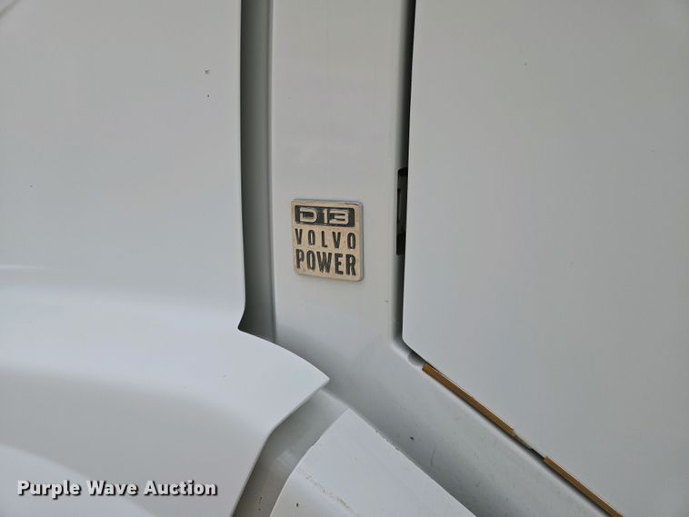 image for item EJ7481 2017 Volvo VNL semi truck