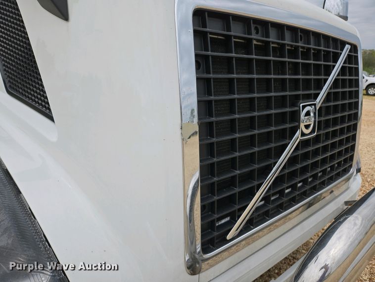 image for item EJ7481 2017 Volvo VNL semi truck