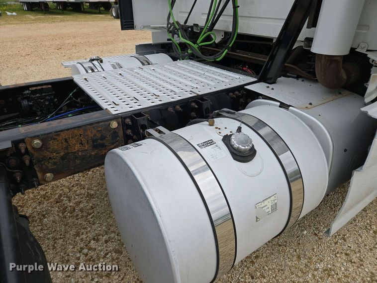 image for item EJ7481 2017 Volvo VNL semi truck