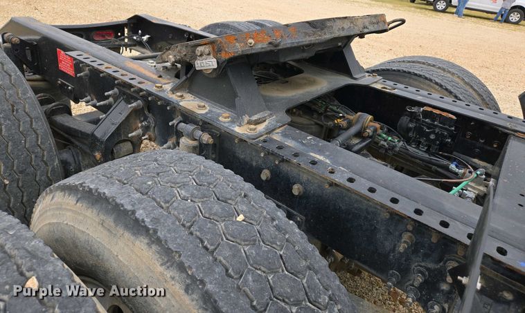 image for item EJ7481 2017 Volvo VNL semi truck