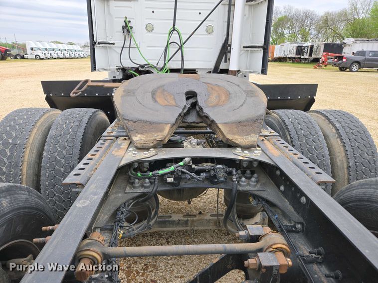 image for item EJ7481 2017 Volvo VNL semi truck