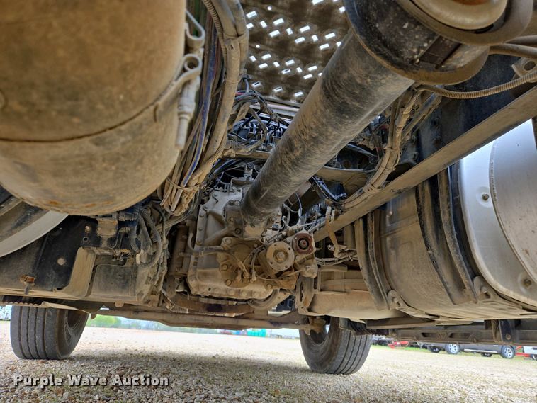 image for item EJ7481 2017 Volvo VNL semi truck