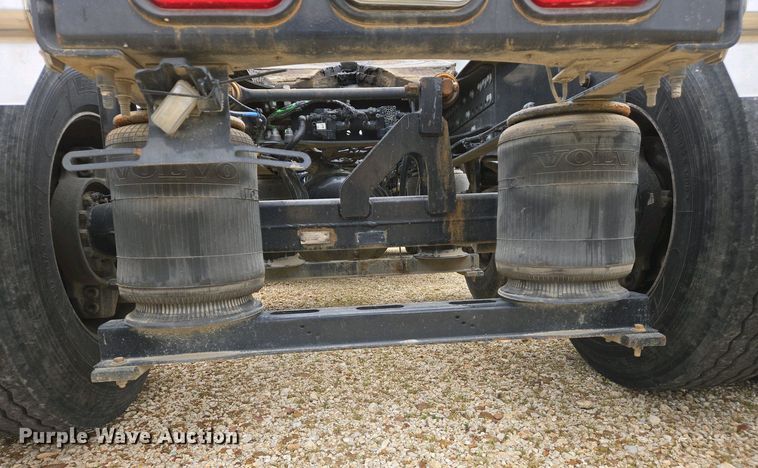 image for item EJ7481 2017 Volvo VNL semi truck