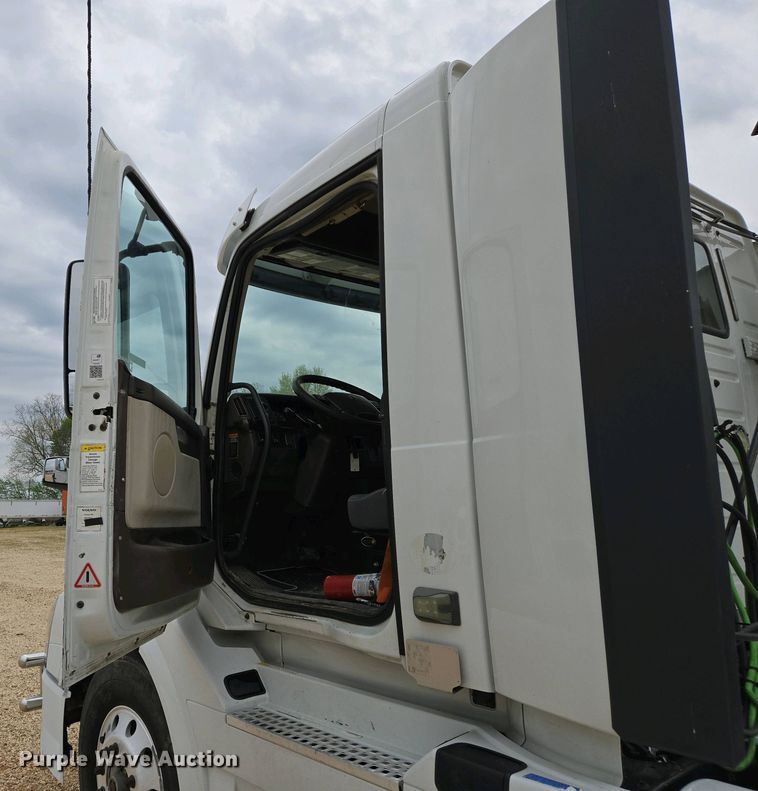 image for item EJ7481 2017 Volvo VNL semi truck