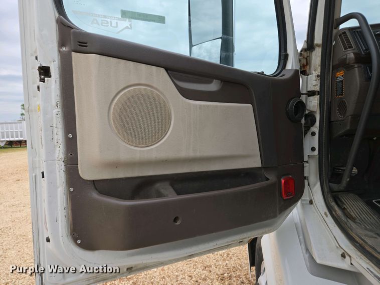 image for item EJ7481 2017 Volvo VNL semi truck