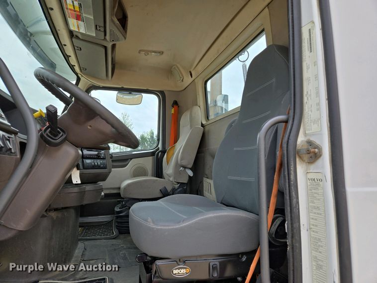 image for item EJ7481 2017 Volvo VNL semi truck