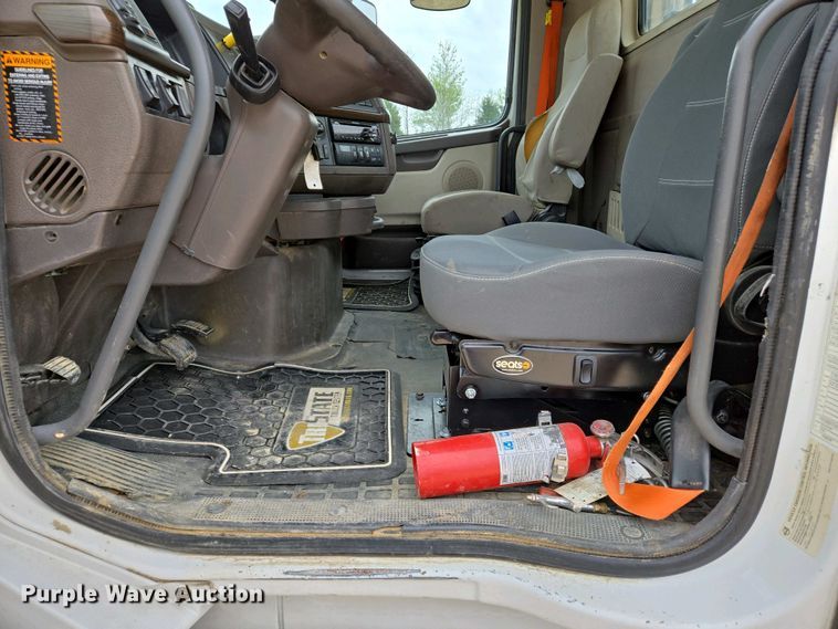 image for item EJ7481 2017 Volvo VNL semi truck