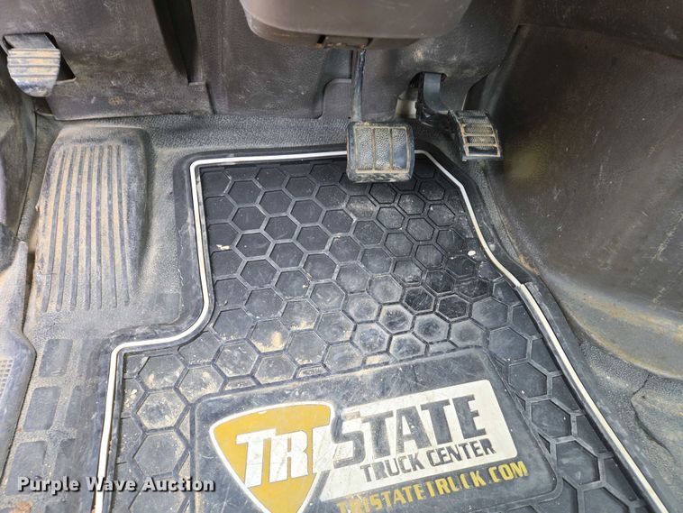 image for item EJ7481 2017 Volvo VNL semi truck