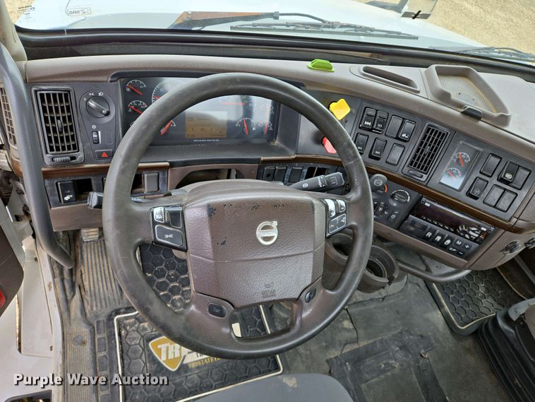 image for item EJ7481 2017 Volvo VNL semi truck