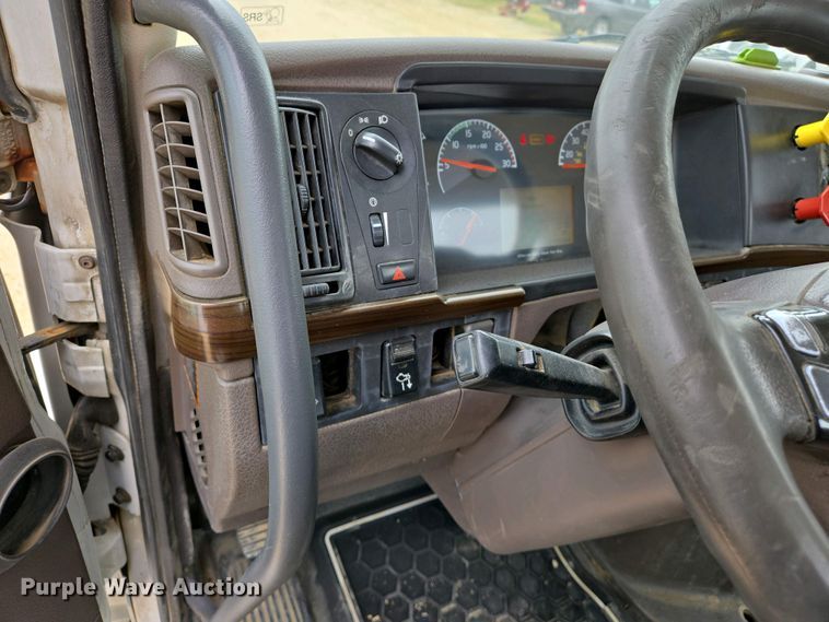 image for item EJ7481 2017 Volvo VNL semi truck