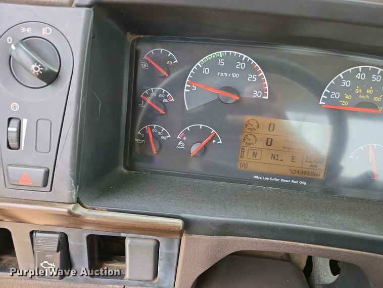 image for item EJ7481 2017 Volvo VNL semi truck