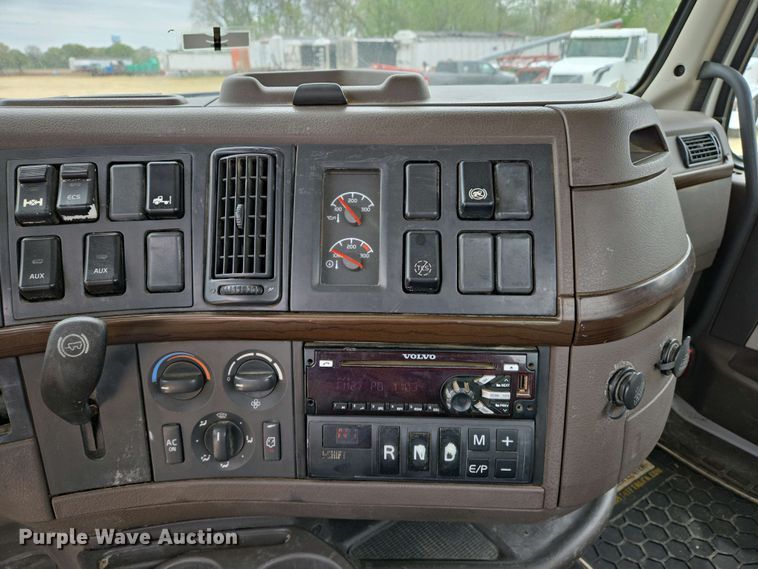 image for item EJ7481 2017 Volvo VNL semi truck