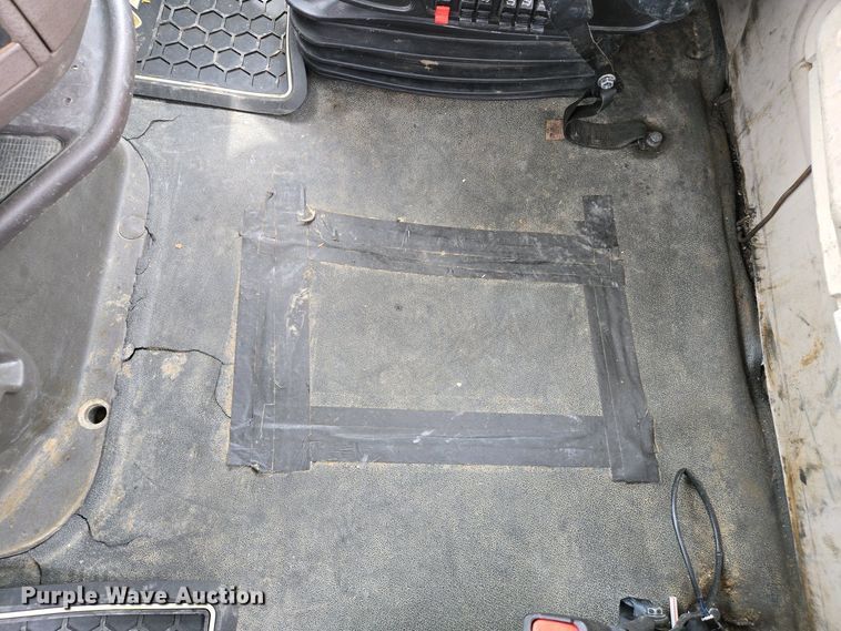 image for item EJ7481 2017 Volvo VNL semi truck