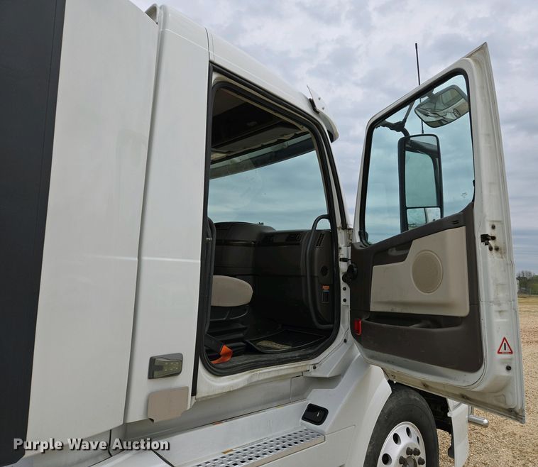 image for item EJ7481 2017 Volvo VNL semi truck