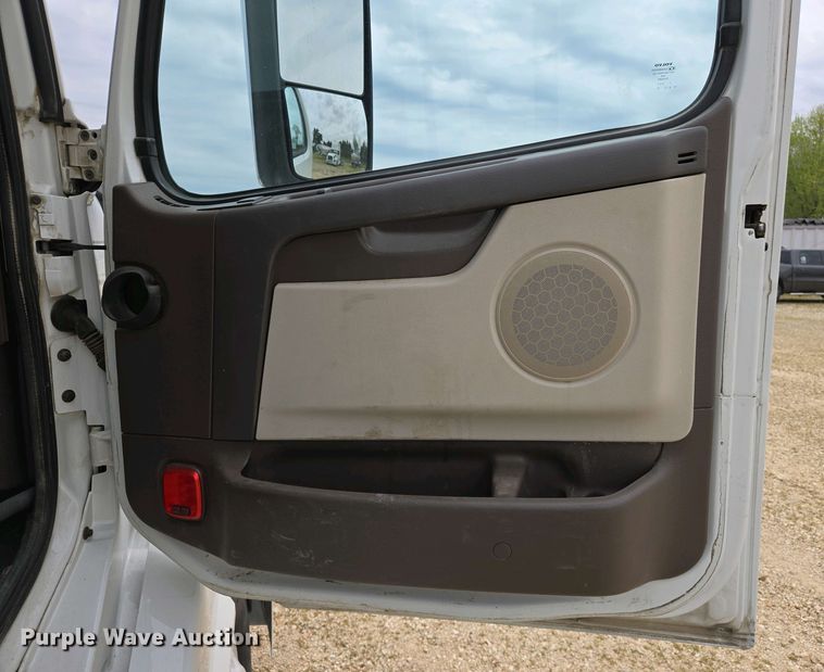 image for item EJ7481 2017 Volvo VNL semi truck