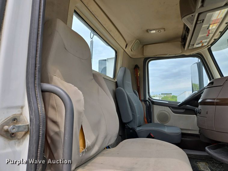 image for item EJ7481 2017 Volvo VNL semi truck