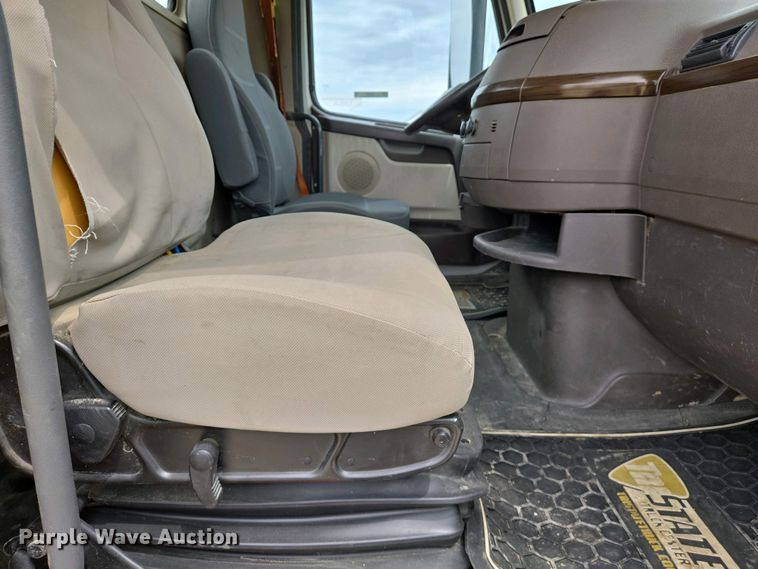 image for item EJ7481 2017 Volvo VNL semi truck