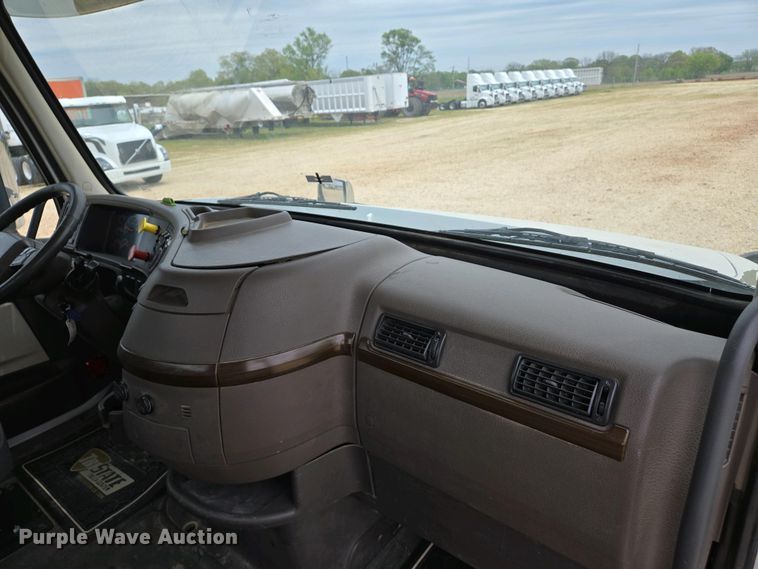 image for item EJ7481 2017 Volvo VNL semi truck