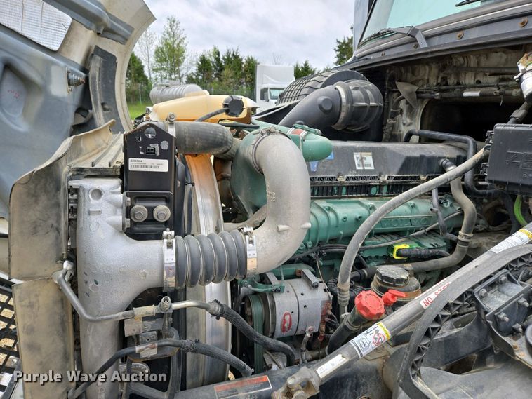 image for item EJ7481 2017 Volvo VNL semi truck