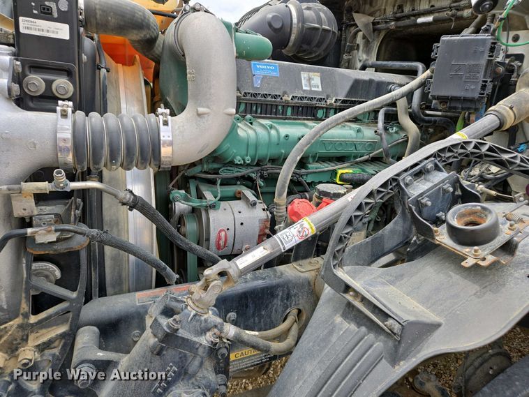 image for item EJ7481 2017 Volvo VNL semi truck