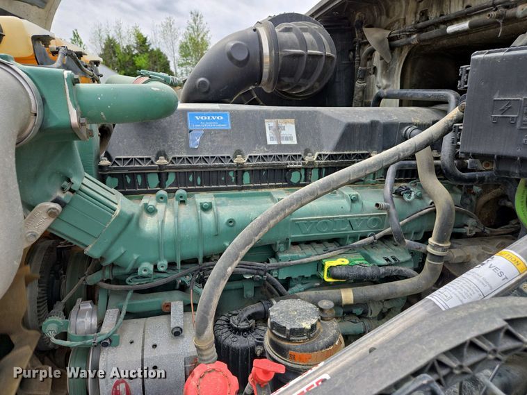 image for item EJ7481 2017 Volvo VNL semi truck