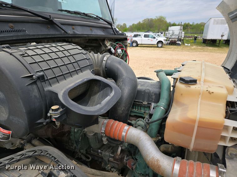 image for item EJ7481 2017 Volvo VNL semi truck