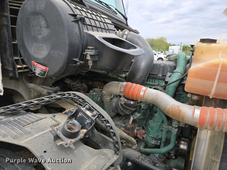 image for item EJ7481 2017 Volvo VNL semi truck