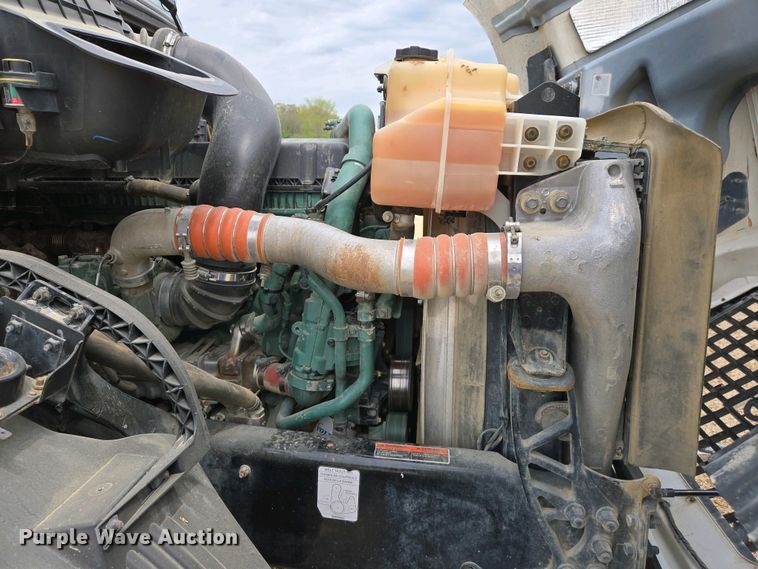 image for item EJ7481 2017 Volvo VNL semi truck