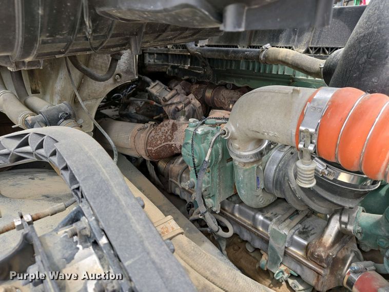 image for item EJ7481 2017 Volvo VNL semi truck