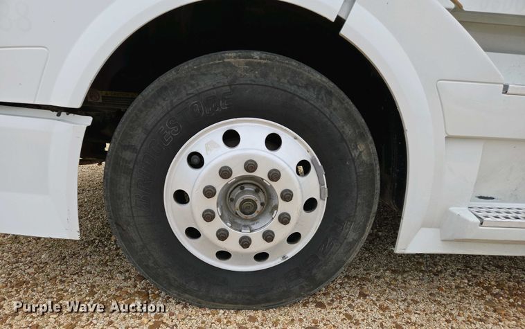 image for item EJ7481 2017 Volvo VNL semi truck