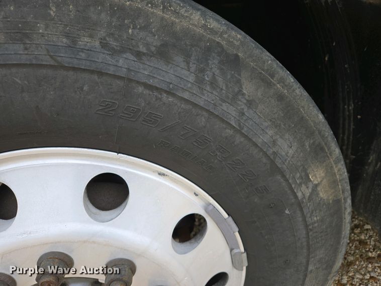 image for item EJ7481 2017 Volvo VNL semi truck