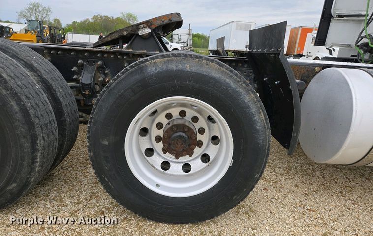 image for item EJ7481 2017 Volvo VNL semi truck