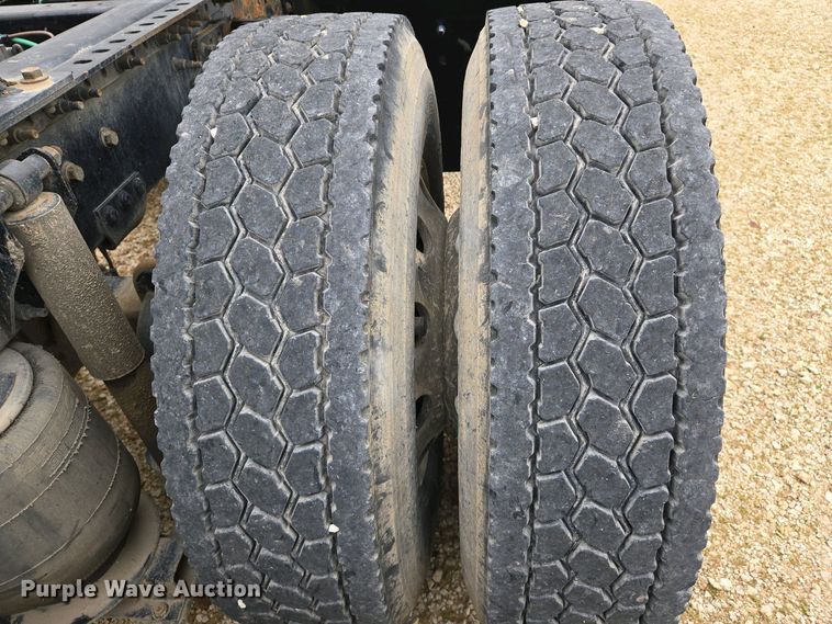 image for item EJ7481 2017 Volvo VNL semi truck