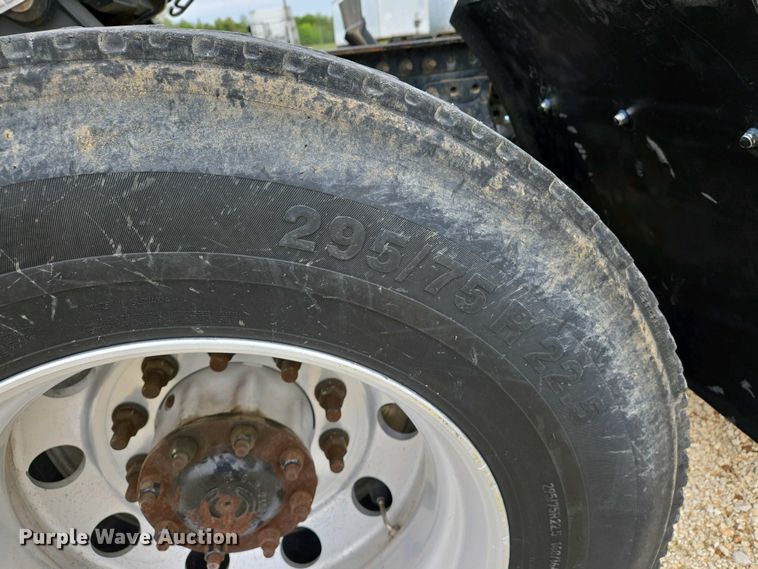 image for item EJ7481 2017 Volvo VNL semi truck