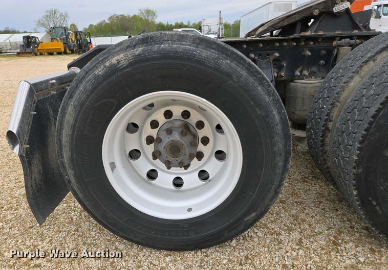 image for item EJ7481 2017 Volvo VNL semi truck