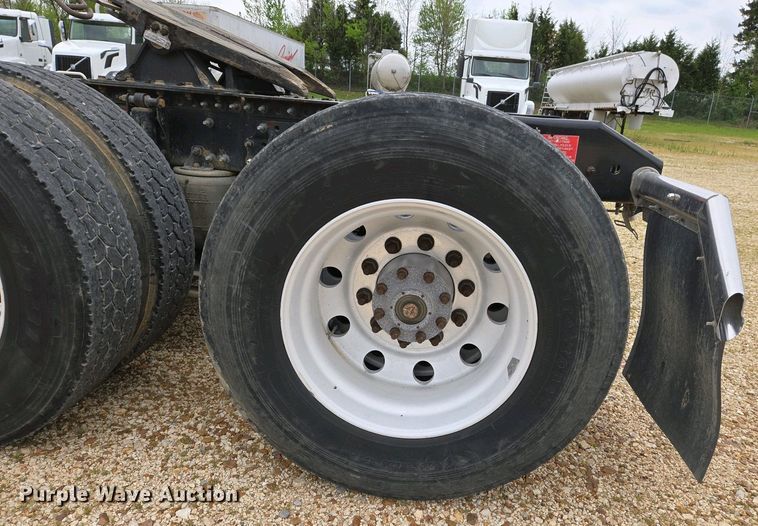 image for item EJ7481 2017 Volvo VNL semi truck