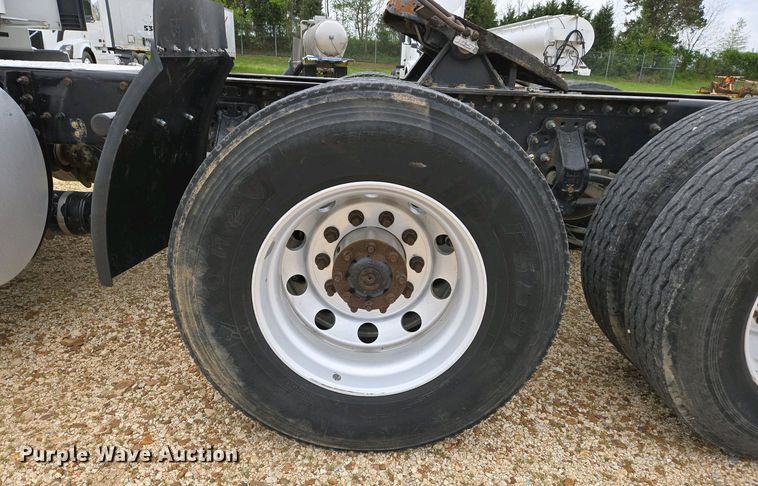 image for item EJ7481 2017 Volvo VNL semi truck