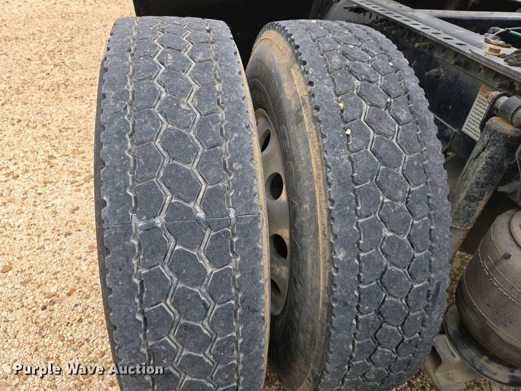 image for item EJ7481 2017 Volvo VNL semi truck