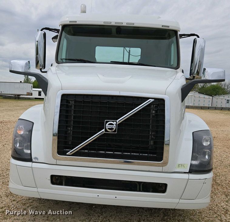 image for item EJ7482 2018 Volvo VNL semi truck