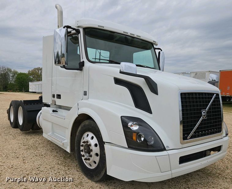 image for item EJ7482 2018 Volvo VNL semi truck
