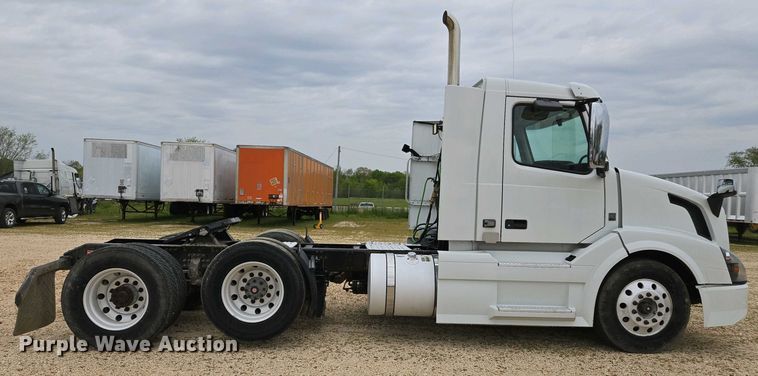 image for item EJ7482 2018 Volvo VNL semi truck