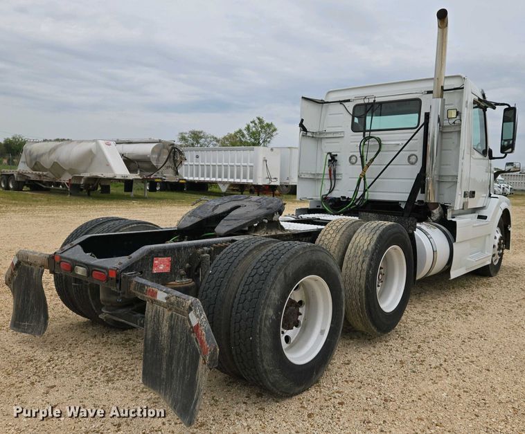 image for item EJ7482 2018 Volvo VNL semi truck