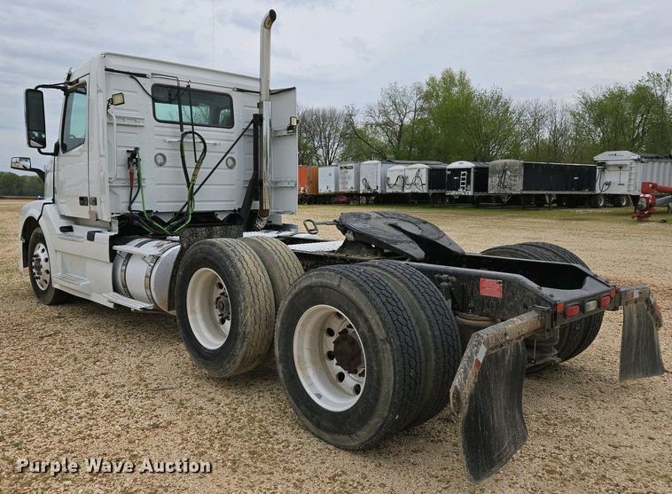 image for item EJ7482 2018 Volvo VNL semi truck