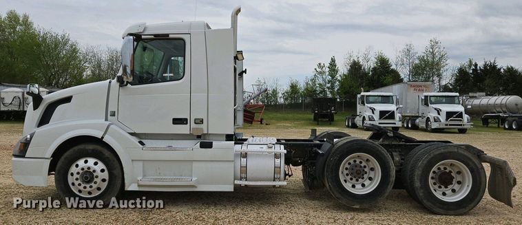 image for item EJ7482 2018 Volvo VNL semi truck