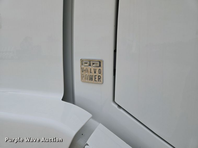image for item EJ7482 2018 Volvo VNL semi truck