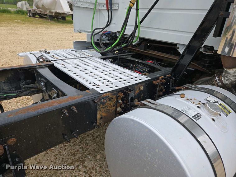 image for item EJ7482 2018 Volvo VNL semi truck